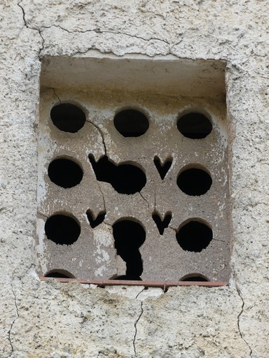 Partie sud, bâtiment oriental. Pignon est, troisième niveau. Baie du pigeonnier.