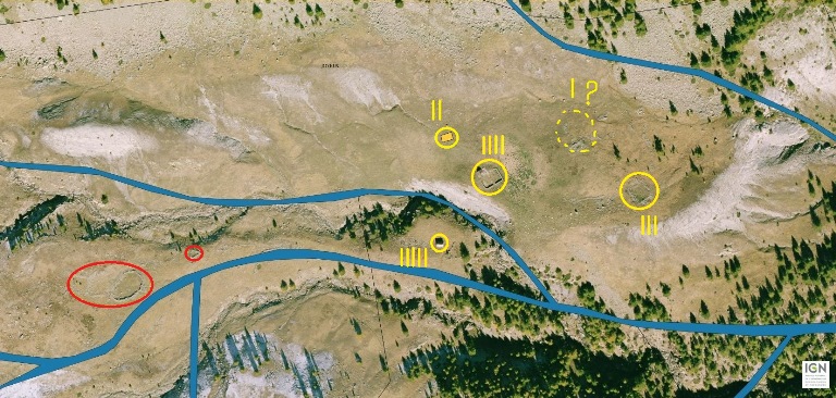 Vue ortho de la pâture de Joyeux avec les différents aménagements observables : en jaune, les cabanes, en rouge, les enclos isolés.