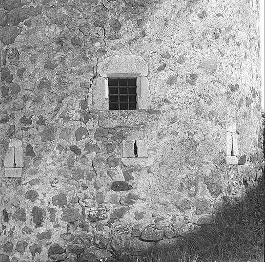 La tour. Fenêtre chanfreinée et bouches à feu.