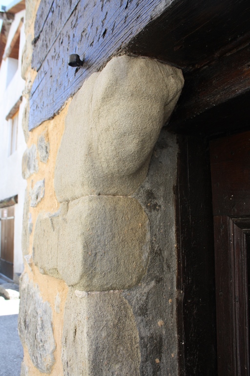 Détail d'une tête très dégradée, orientée à l'ouest.