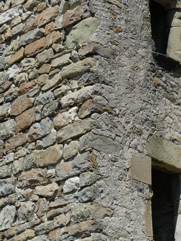 Chaîne d'angle sud-est, en moellons équarris.