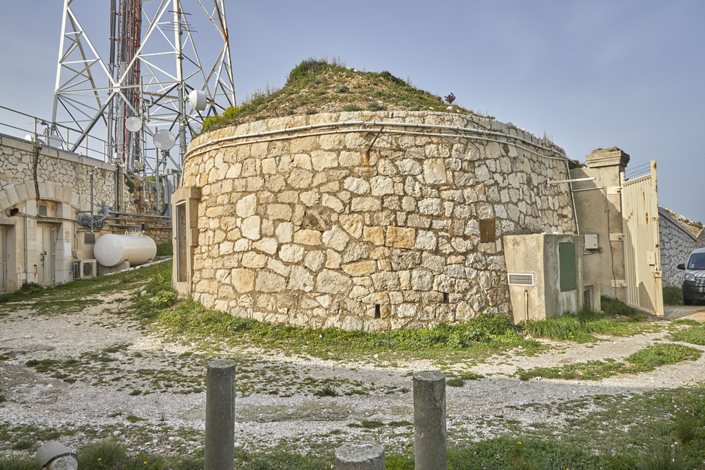 Intérieur du fort, partie Est, porte, rampe courbe vers la rue intérieure, revêtement du terrassement nord-est avec porte du corps de garde, et façade de la caserne