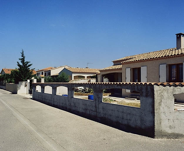 Fig. 04 - Pavillon sur la rue des Lilas, à caractère régionaliste avec porche à l'entrée.