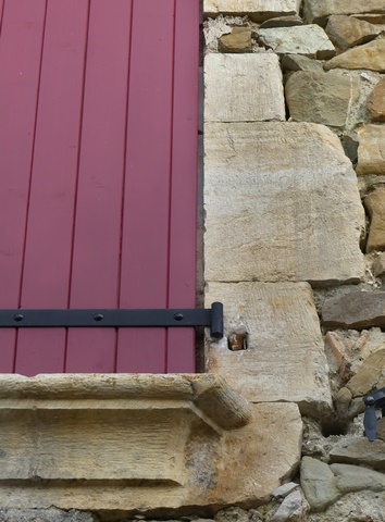 Bâtiment du logis. Elévation ouest, second niveau. Ancienne baie à croisée, détail de l'encadrement.