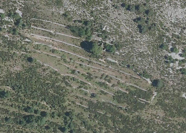 Vue aérienne zénithale de l'ensemble agropastoral de Saint-Bernard. 