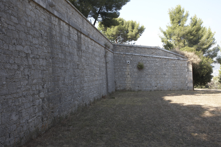 Courtine du front d'attaque est et flanc droit du bastion 2 vus du sud.