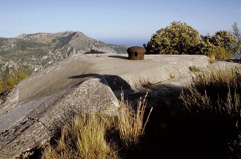 Vue des dessus du bloc 2. Au fond, le roc d'Ormea et la mer.