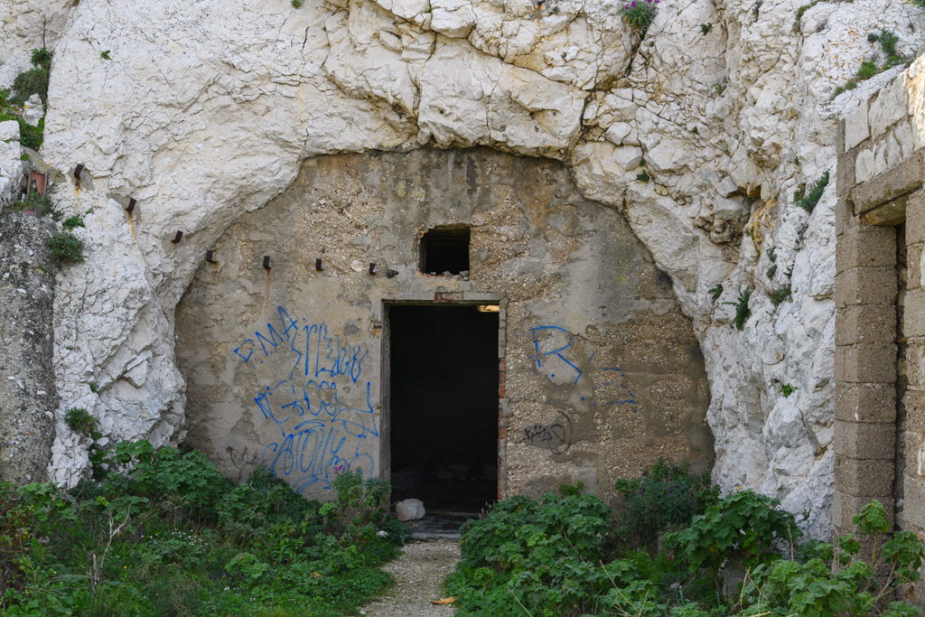 3e groupe (3a) front nord, enceinte basse, entrée souterrain caverne remanié