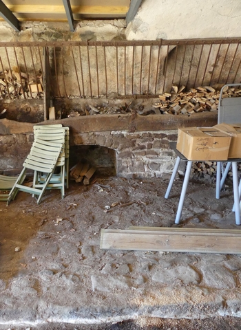 Etage de soubassement, étable. Mur nord, mangeoire sur banquette à arcades et trappe d'abat-foin.