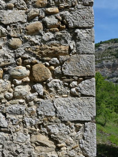 Chaîne d'angle en pierre de taille. Bâtiment au quartier des Clots (Antonaves).