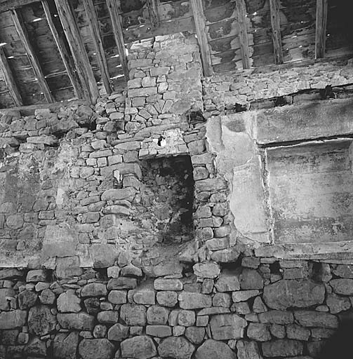 La cheminée. Noter la reprise de construction, sous l'arc, pour transformer la cheminée qui sans doute tirait mal.