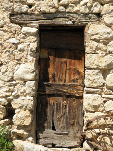 Villevieille., parcelle 243C3 741, 1286. Porte d'étable, avec linteau en bois.