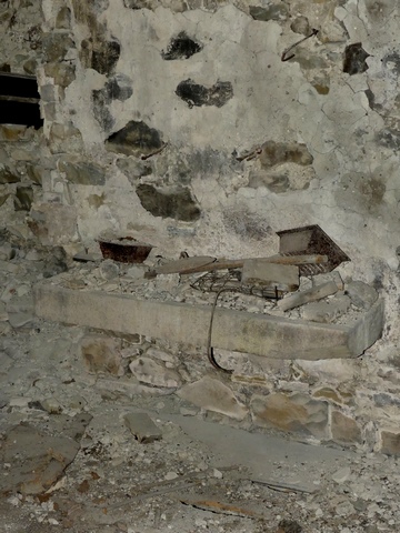 Bâtiment principal. Rez-de-chaussée surélevé, cuisine. Mur nord, pile d'évier.
