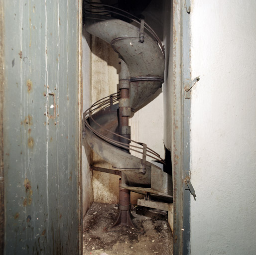 Intérieur du bloc 6, détail du toboggan hélicoïdal de descente des douilles utilisées.