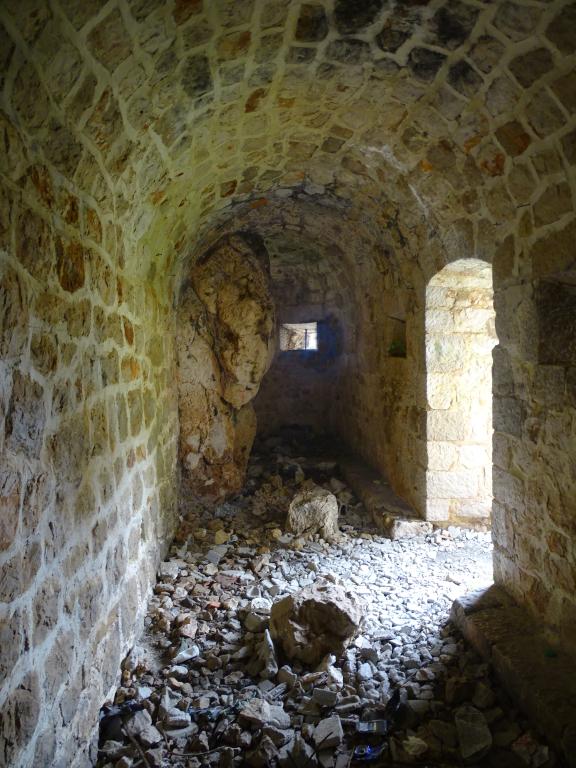 Front de gorge de l'ouvrage, intérieur du saillant casematé ou coffre crénelé en forme de tour.