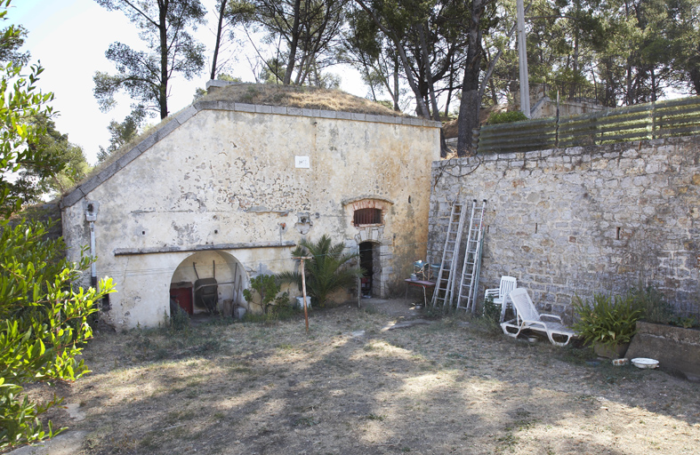 Façade de la grande traverse-abri entre secteur haut et bas de la batterie.