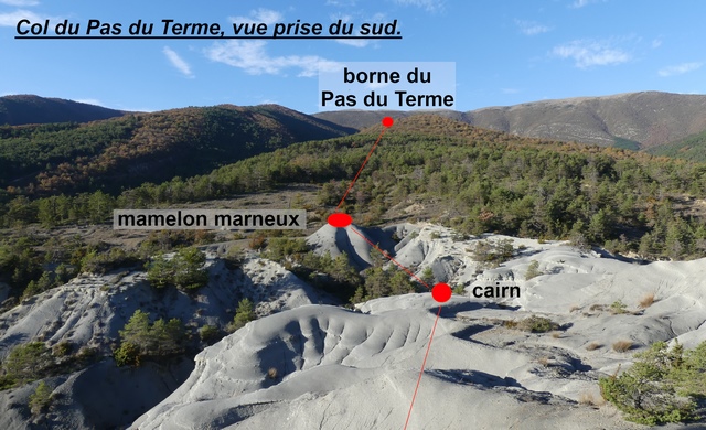 Le col du Pas du Terme, vue prise du sud. Localisation de la limite communale et de ses repères.