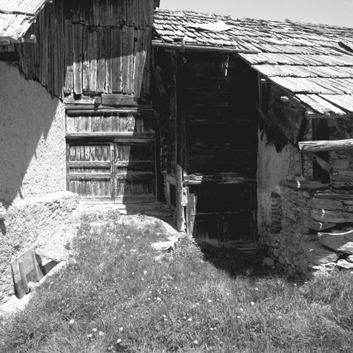 Maisons n° 6-7. Façades est. Entrée de grange et d'écurie.