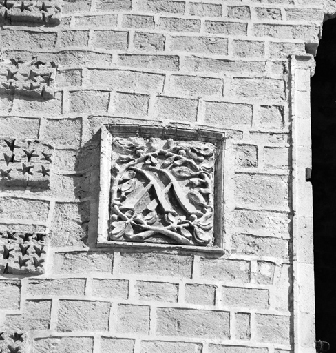 Donjon, façade sud, troisième niveau : tableau stuqué.