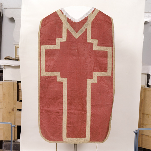 ensemble de vêtements liturgiques (N° 1) : chasuble, étole, manipule, bourse de corporal (ornement rouge)