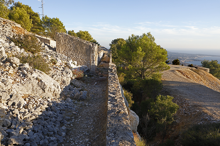 Alignement du front de gorge de l'enceinte, de son fossé et de l'esplanade d'accès, vus du nord du chemin de ronde