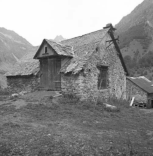 Les Baumes, p. 190. Entrée de grange dont le pignon est aménagé en pigeonnier.