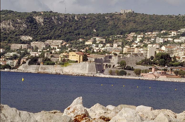 Vue générale prise, de l'autre côté de la rade, depuis la pointe du Rubé. Sur la crête, le fort du Mont Alban