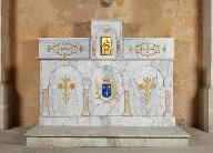 Ensemble de l'autel secondaire de Jeanne d'Arc : autel, tabernacle, gradin d'autel, degré d'autel