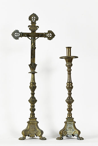 Garniture d'autel (n°4) composée de deux croix d'autel et de six chandeliers d'autel