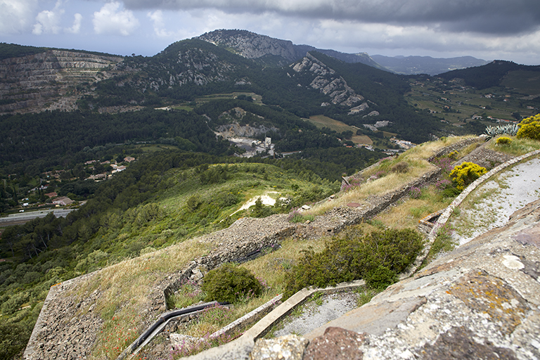 terrasse supérieure de l'avancée sous la rampe d'accès extérieure, vues du haut du front de gorge