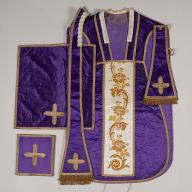 Ornement violet (n°1) : chasuble, étole, manipule bourse de corporal, voile de calice