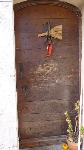 Maison (2023 B 472). Vantaildu logis assemblé en planches cloutées.