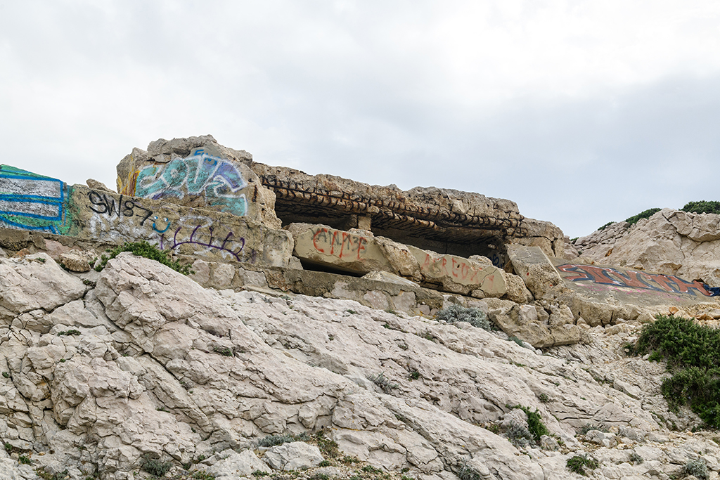 Fort Napoléon, ruines du poste de direction de tir tripartite, côté nord