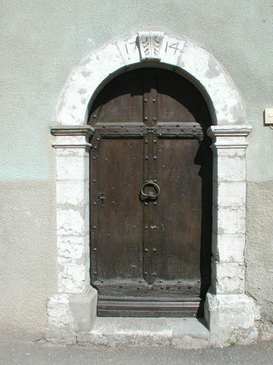 Encadrement de porte en pierre de taille calcaire et date portée (1714) à Saint-André-les-Alpes. 