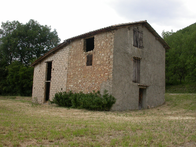 Iscles de Lieye. Entrepôt agricole D 883. Vue d'ensemble prise du sud-est.