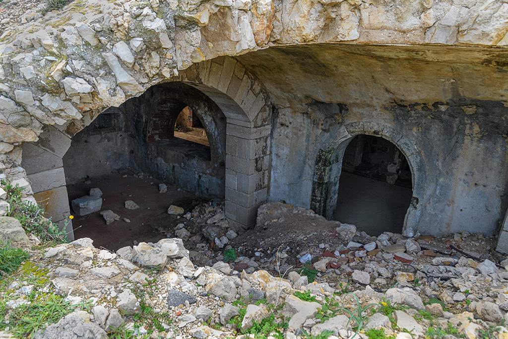 Corps de garde, intérieur de la casemate centrale, voûte ruinée et porte de communication avec la casemate transformée en tunnel