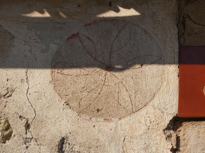 Bâtiment du logis. Elévation sud, troisième niveau. Baie du pigeonnier, décor de rosace.