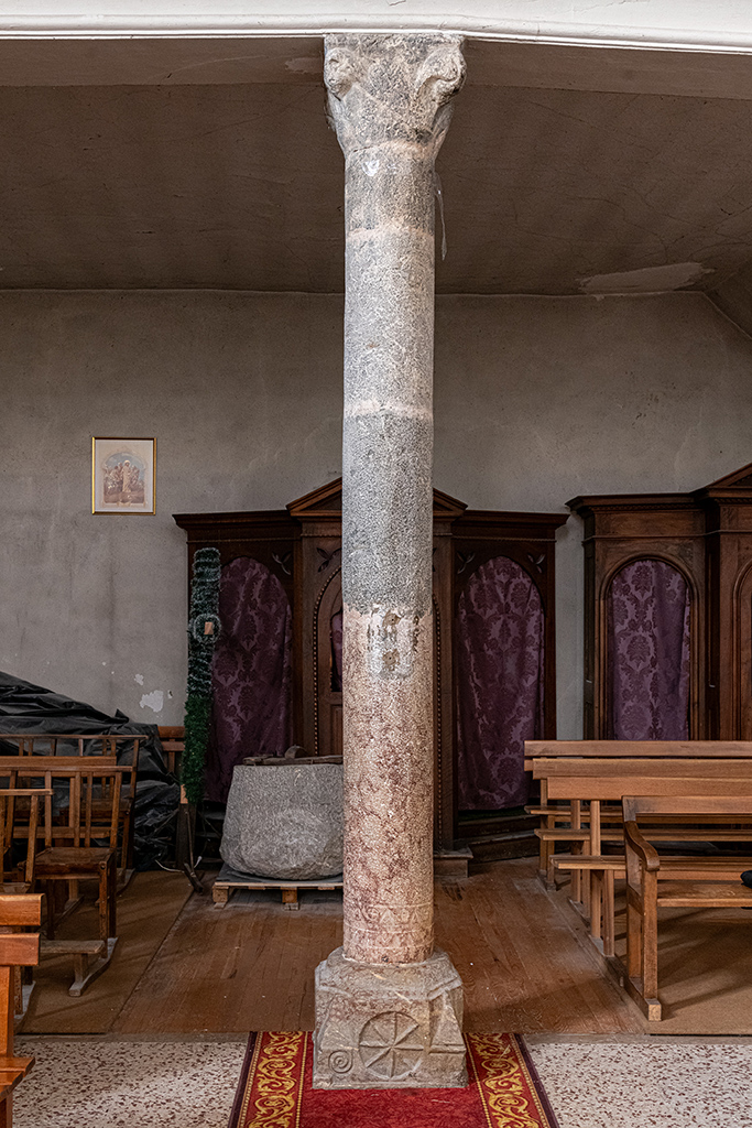 Colonne soutenant la tribune.