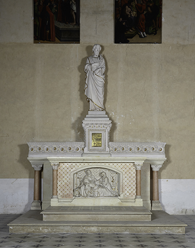 Ensemble de l'autel secondaire de saint Joseph : autel, tabernacle, gradin d'autel, deux degrés d'autel, statue de saint Joseph, trois bas-reliefs