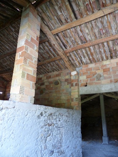 Charpente à pannes sur chevrons, et pilier de fond. Bâtiment au hameau de Grange Neuve (Châteauneuf-de-Chabre).