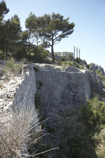 ouvrage fortifié dit retranchement du Pas de Leydet ; poudrière actuellement chapelle Notre Dame du Faron