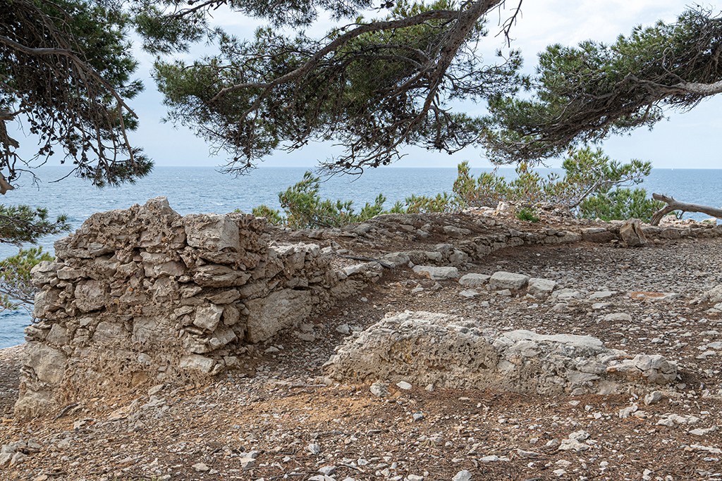 Restes de l'épaulement de la batterie, parapet maçonné, mur de genouillère et traverse.