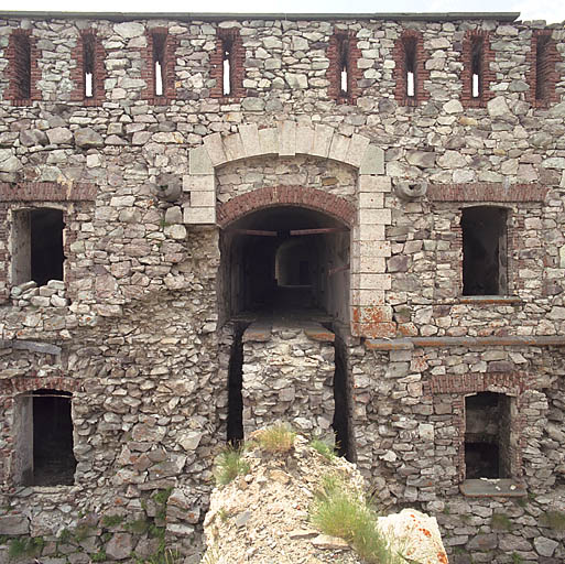 Détail de la façade du bâtiment du front de gorge, centré sur la porte à pont-levis du fort.
