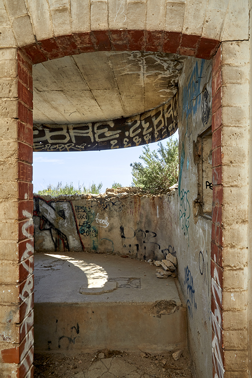 Poste de direction de tir, intérieur, fenêtre panoramique.