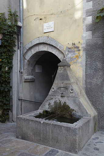 Fontaine place du Marché.