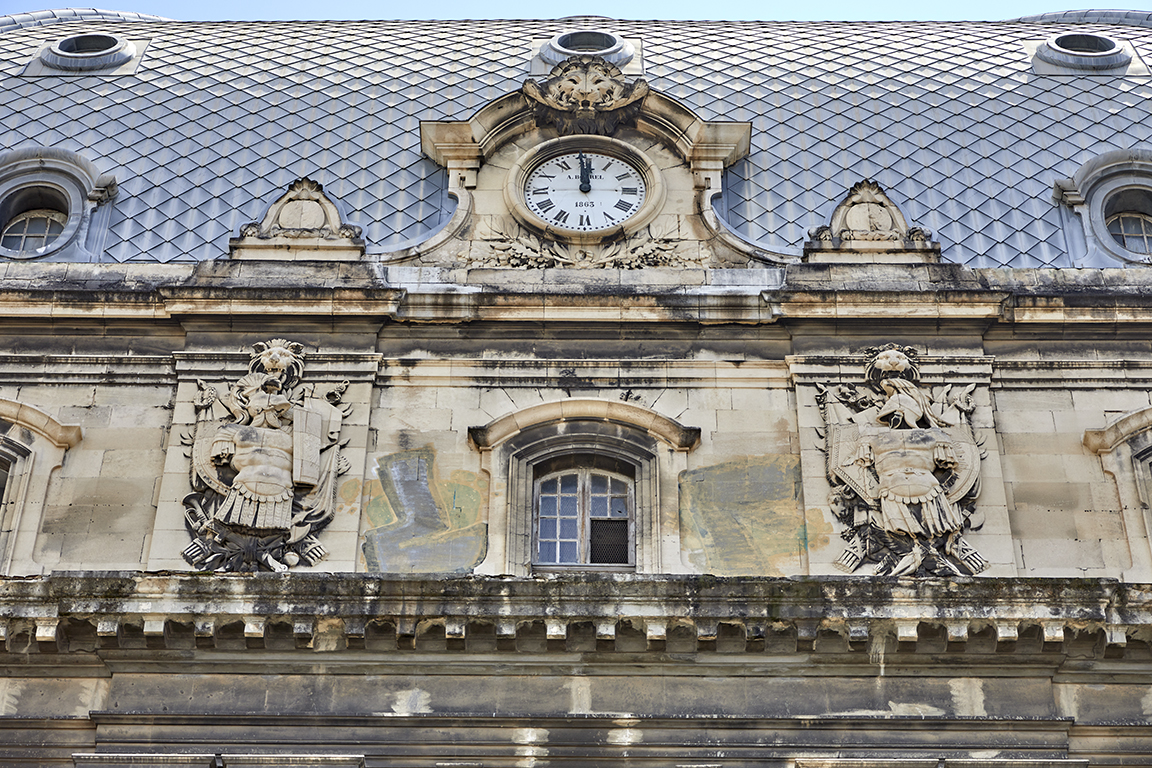 Bâtiment principal, détail du décor et horloge des 3e et 4e étages de la façade Nord du pavillon central.