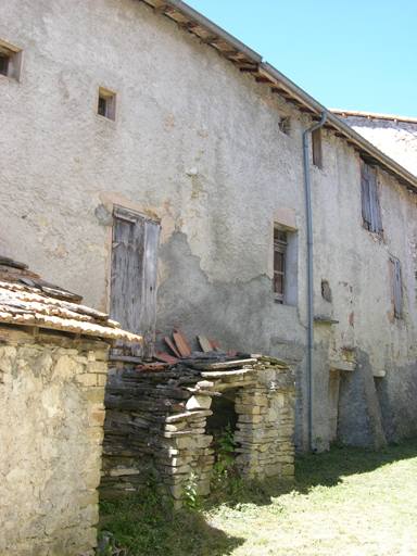 Valaury, parcelle WL 195b. Ferme en maison-bloc à terre composite : dans la partie gauche les fonctions agricoles et logis sont superposées. Un escalier de distribution extérieur parallèle à la façade donne accès au logis sur étable.