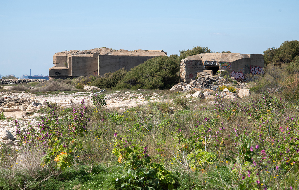 Poste de direction de tir type M 178, intérieur (face gauche) et casemate de flanquement Regelbau 680