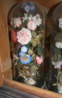 Paire de vases-bouquets d'autel sous globe