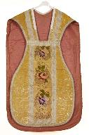 Ornement doré : chasuble, manipule, voile de calice